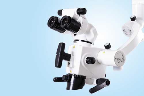 Das OP-Mikroskop ist unabdingbar für die Wurzelkanalbehandlung.[©alimyakubov, fotolia.com]
