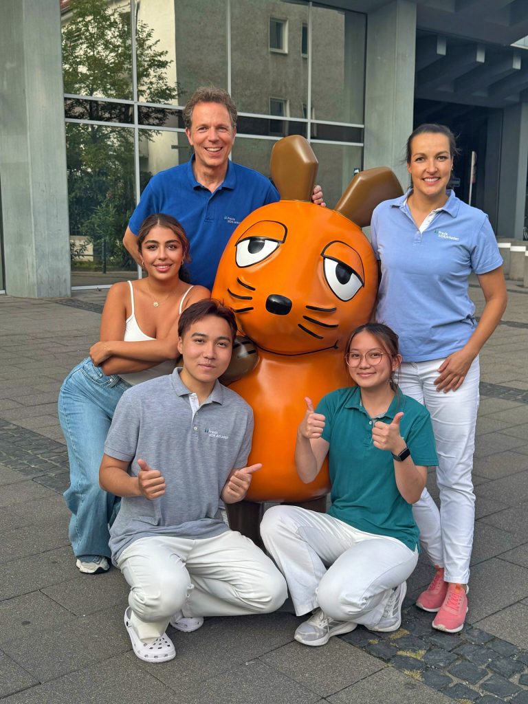 Dr. Sommer und Mitarbeiterinnen begrüßen die Maus zurück