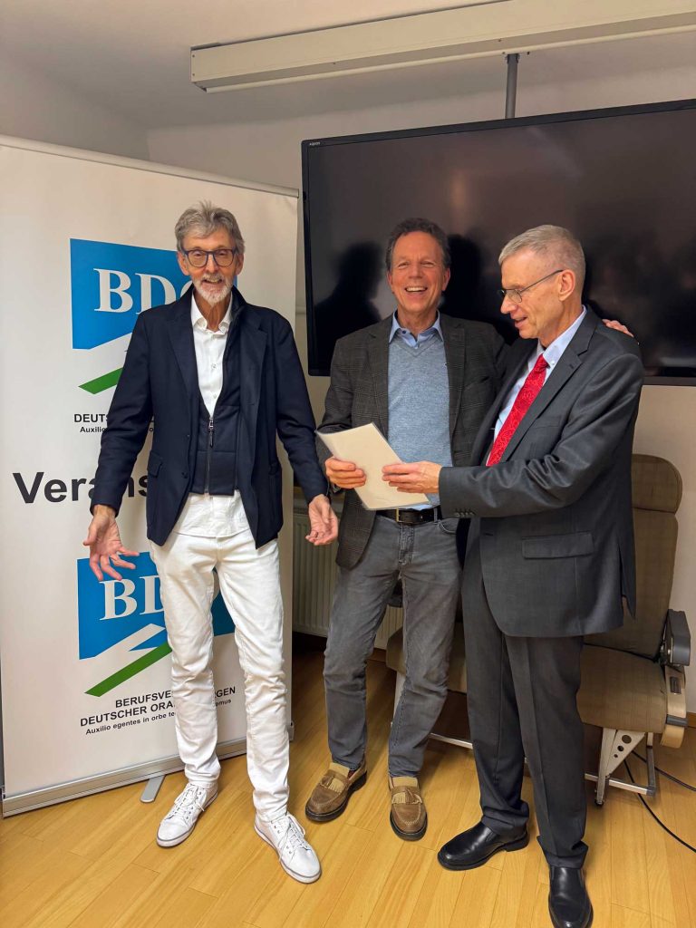 Dr. Sommer inmitten der Kursleiter Dr. Dr. Jakobs (links) und Dr. Mathers (rechts)