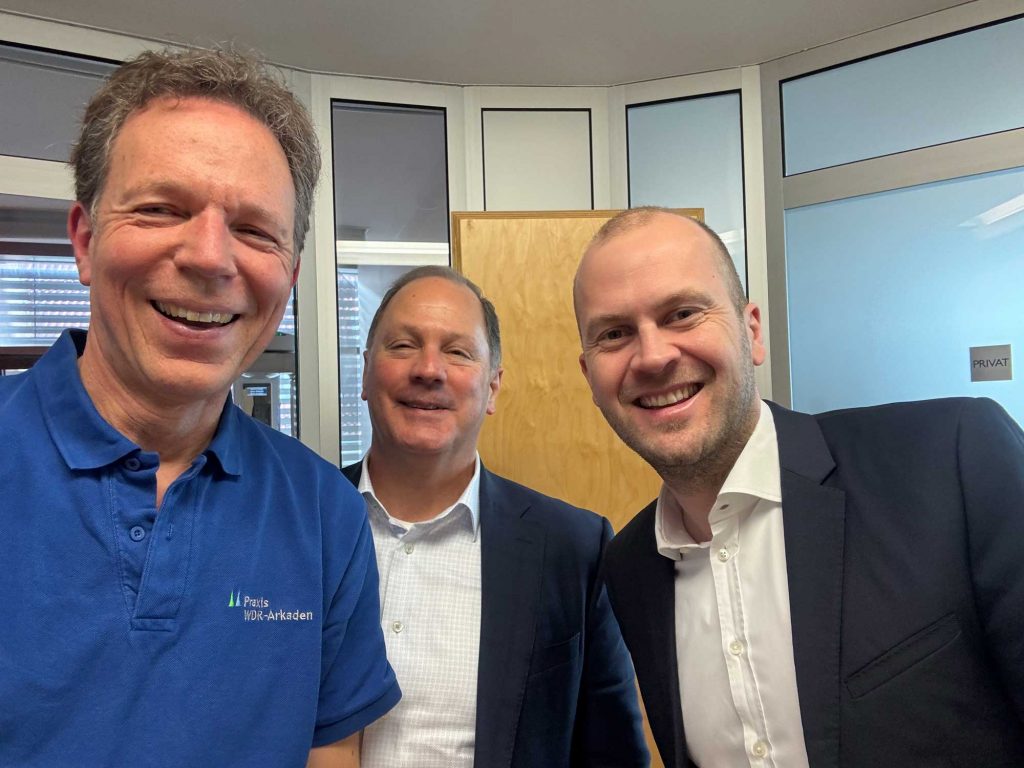 Dr. Sommer im Gespräch mit dem Chef CEO DentsplySirona Daniel Scavilla (Mitte) und Benjamin Kleymann (rechts) DentsplySirona Deutschland